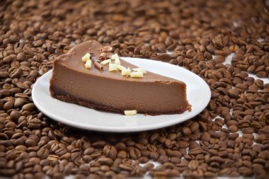 ahşap masa üzerinde beyaz tabakta çikolatalı cheesecake