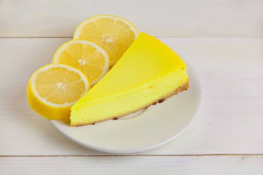 plaka üzerinde limon ile lezzetli peynirli kek
