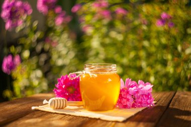 Masada kavanoza lezzetli lezzetli tatlım