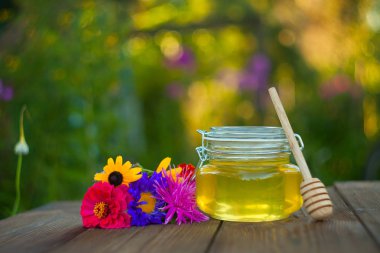 Masada kavanoza lezzetli lezzetli tatlım
