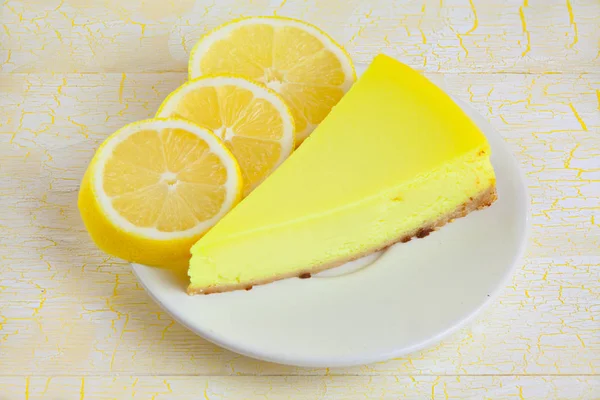 Вкусный чизкейк с лимоном на тарелке — стоковое фото