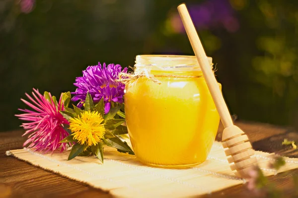 Köstlicher Honig im Glas auf dem Tisch — Stockfoto