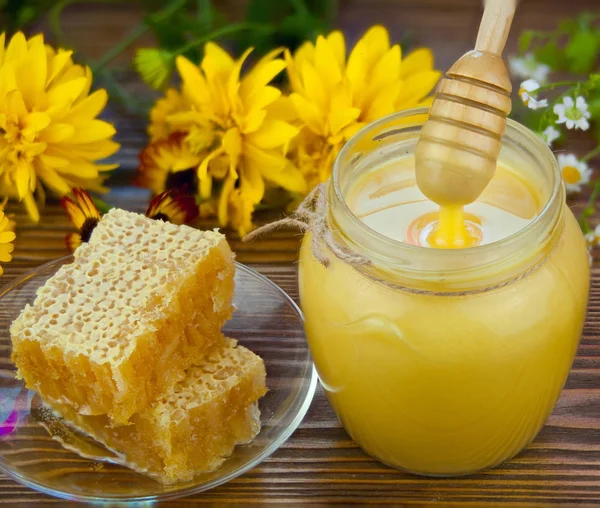 Νόστιμο γευστικό μέλι σε βάζο στο τραπέζι — Φωτογραφία Αρχείου