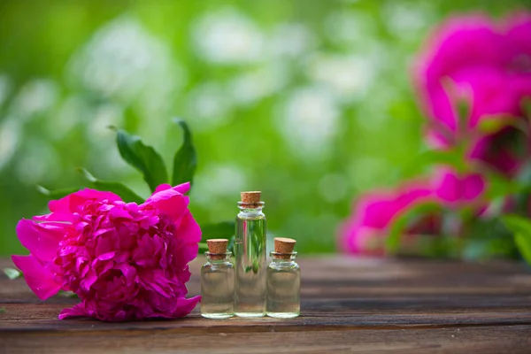 Esencia de flores de lavanda en la mesa en una hermosa botella de vidrio — Foto de Stock