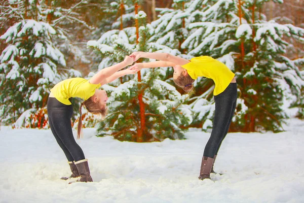 两位美女在户外在雪做瑜伽 — 图库照片