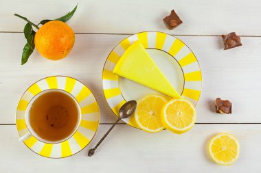 plaka üzerinde limon ile lezzetli peynirli kek