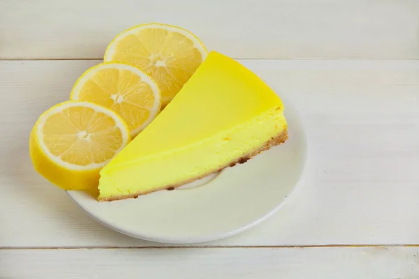 Läcker cheesecake med citron på tallrik — Stockfoto