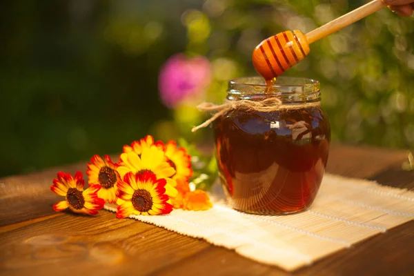 Läckra läckra honung i burken på bordet — Stockfoto