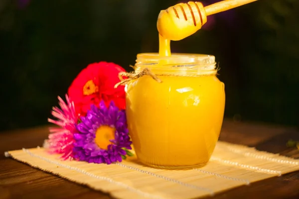 Finom ízletes méz jar a táblázat — Stock Fotó