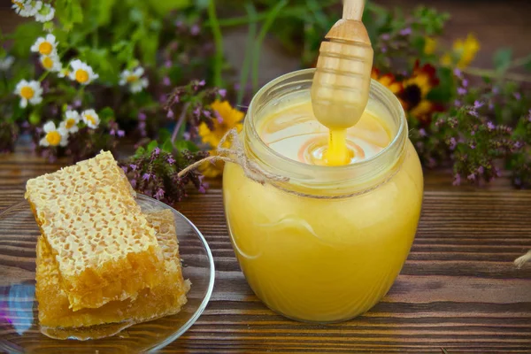 テーブルの上の瓶においしいおいしい蜂蜜 — ストック写真