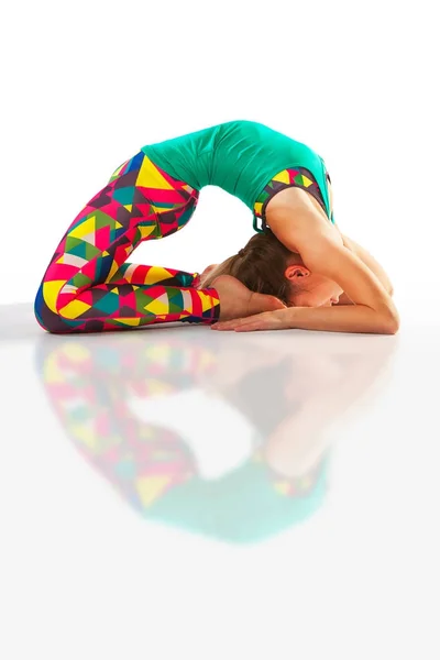 Schöne flexible Frau macht Yoga-Posen auf weiß — Stockfoto