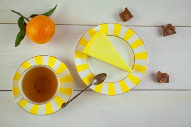 plaka üzerinde limon ile lezzetli peynirli kek