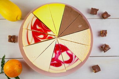Beyaz masa üzerinde plaka üzerinde çeşitli cheesecake
