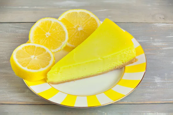 美味的芝士蛋糕与柠檬在盘子 — 图库照片