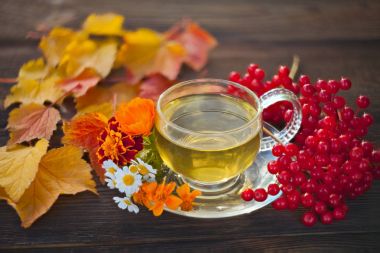 bir tabloda bir güzel cam kase lezzetli sonbahar çay