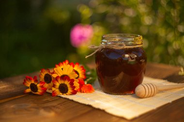 Masada kavanoza lezzetli lezzetli tatlım