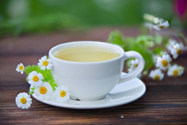 porcelainl Kupası ile yeşil çay tablo
