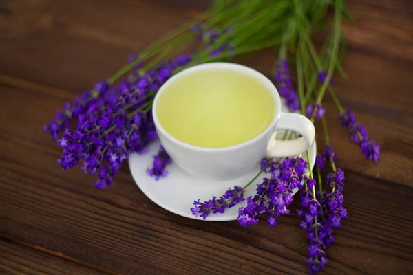 Delicioso té verde en un hermoso tazón de vidrio en la mesa — Foto de Stock