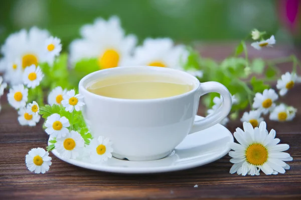 Taza de porcelana con té verde en la mesa — Foto de Stock