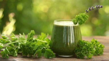 maydanoz ve kereviz suyu cam ahşap bir masa üzerinde