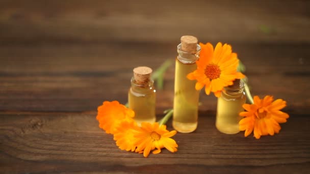 Essenz von Blumen auf dem Tisch in schöner Glasflasche — Stockvideo