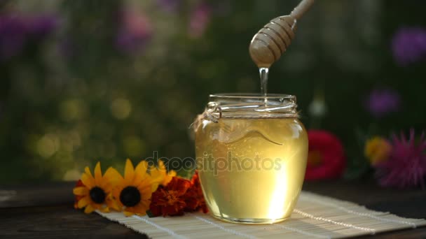 テーブルの上の瓶においしいおいしい蜂蜜 — ストック動画