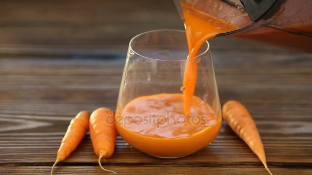 Succo Carota Vetro Sul Tavolo — Video Stock