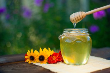 Masada kavanoza lezzetli lezzetli tatlım