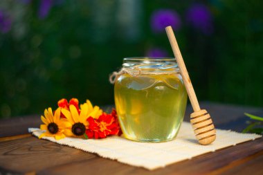 Masada kavanoza lezzetli lezzetli tatlım