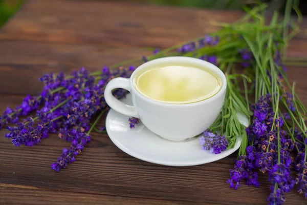 Delicioso té verde en un hermoso tazón de vidrio en la mesa — Foto de Stock