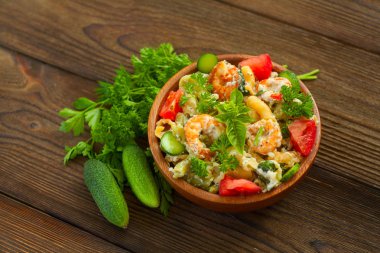  lezzetli gigli t ile karides ve fesleğen plaka üzerinde 