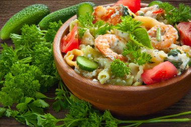  lezzetli gigli t ile karides ve fesleğen plaka üzerinde 