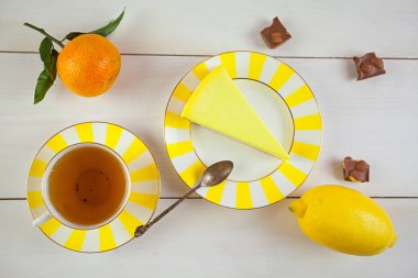 plaka üzerinde limon ile lezzetli peynirli kek