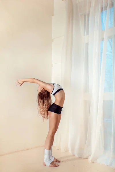 Belle femme flexible faisant des poses de yoga sur blanc — Photo