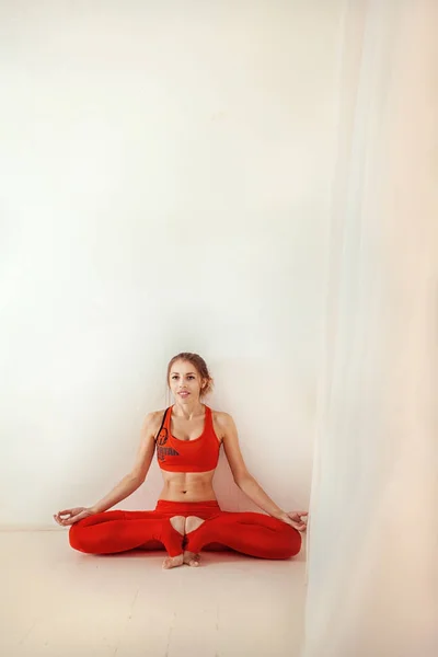Bella donna flessibile che fa yoga posa su bianco — Foto Stock