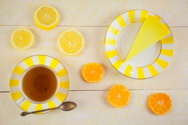 Delicioso pastel de queso con limón en el plato — Foto de Stock