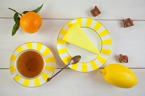 Delicioso pastel de queso con limón en el plato — Foto de Stock