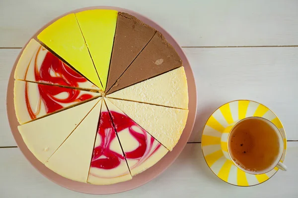 Surtido de tarta de queso en el plato en la mesa blanca — Foto de Stock