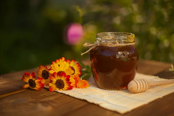 Deliciosa y deliciosa miel en frasco sobre la mesa — Foto de Stock