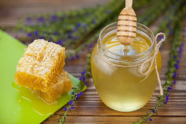 Deliciosa y deliciosa miel en frasco sobre la mesa —  Fotos de Stock