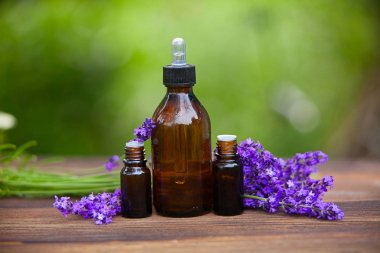 Lavanta esansiyel yağı masada güzel şişe