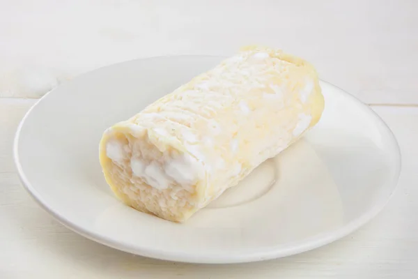 Vynikající čerstvá mozzarella na bílé plotně — Stock fotografie