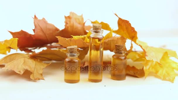Esenciální olej v krásné lahvičce na stole — Stock video