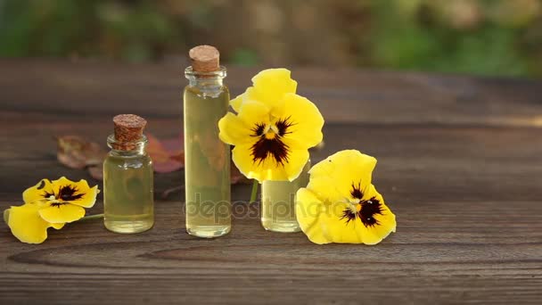 Esencia de flores en la mesa en la hermosa botella — Vídeo de stock