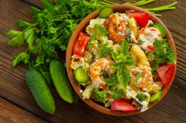  lezzetli gigli t ile karides ve fesleğen plaka üzerinde 