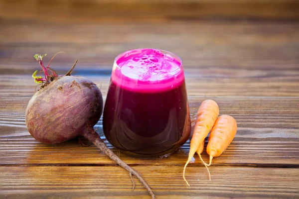 Suco de beterraba-cenoura em vidro na mesa — Fotografia de Stock