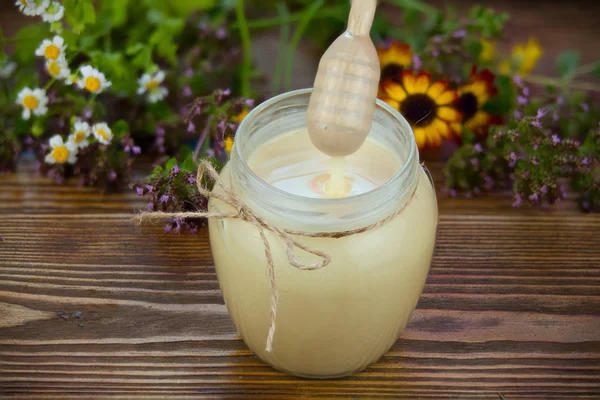 Köstlicher Honig im Glas auf dem Tisch — Stockfoto