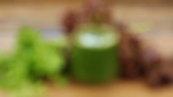 ガラス テーブルの上でパセリとセロリのジュース — ストック動画