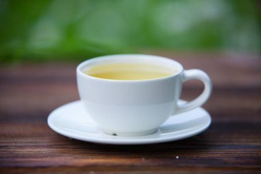 porcelainl Kupası ile yeşil çay tablo