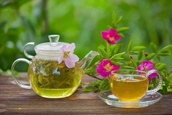 Delicioso chá verde na bela tigela de vidro na mesa — Fotografia de Stock